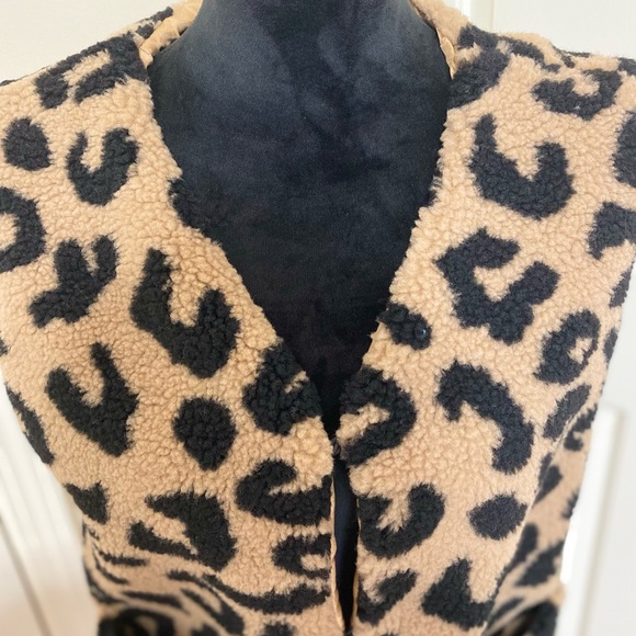 🎀 HOST PICK!! Women’s Leopard Print Sherpa Vest with Pockets One Size - Picture 2 of 3